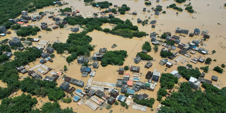 Lũ lụt ở Trung Quốc gây thiệt hại . Ảnh: AFP