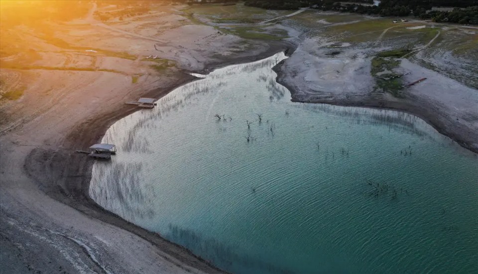 Hồ Medina gần San Antonio, Texas, Mỹ, cạn kiệt nước trong tháng này. Ảnh: Reuters