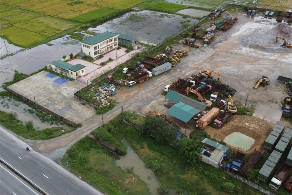 Trụ sở Trạm Kiểm dịch động vật nội địa Hà Tĩnh đang chung đường đất với đường vào một doanh nghiệp. Ảnh: TT.
