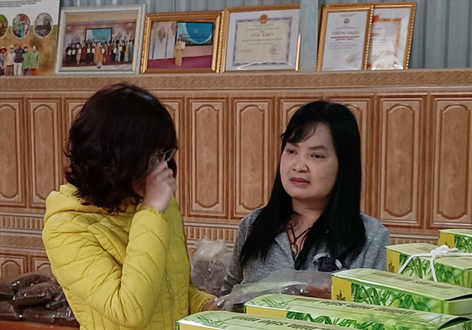 Giám đốc Cao Thị Tâm (bên phải) giới thiệu sản phẩm măng Tân Xuân đến cho khách hàng