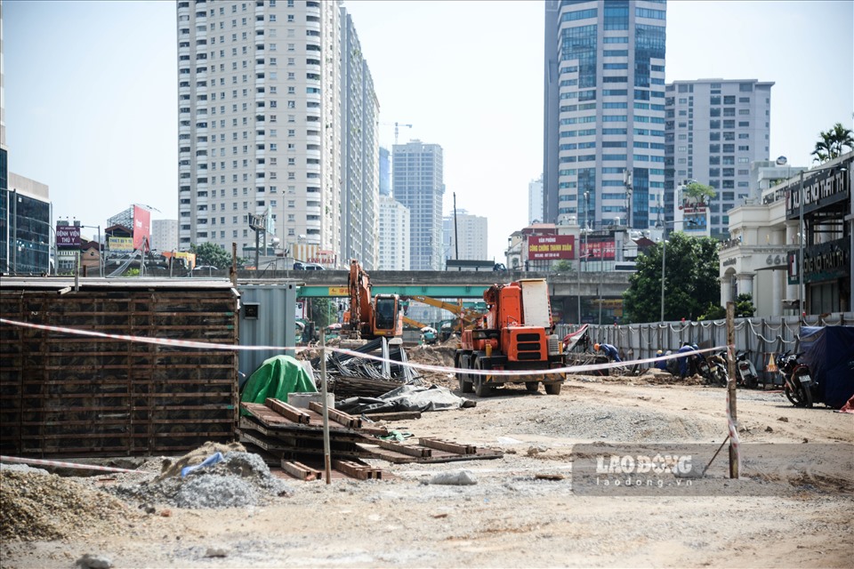 Dự án xây dựng hầm chui Lê Văn Lương - Vành đai 3 có kết cấu bê tông cốt thép, tổng chiều dài hầm và gờ chắn hai đầu là 475m, nằm tại nút giao Lê Văn Lương - Khuất Duy Tiến - Tố Hữu.