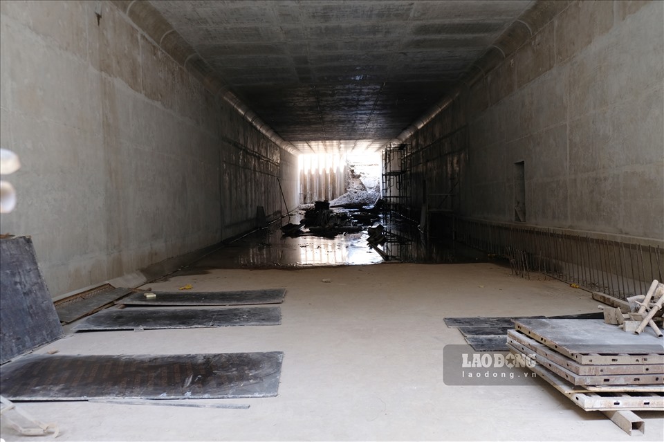 Đến nay, những đốt hầm kín của hầm chui Lê Văn Lương đã cơ bản hoàn thành. Theo chủ đầu tư, phần quan trọng nhất của dự án là hai ống hầm kín nằm dưới khu vực ngã tư Khuất Duy Tiến - Lê Văn Lương hiện đã được đục thông.