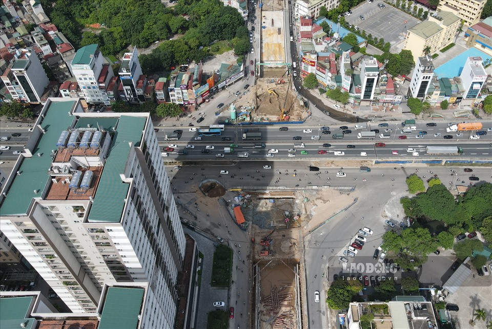 Dự án Hầm chui Lê Văn Lương là 1 trong 6 dự án giao thông trọng điểm của TP.Hà Nội. Dự án này có tổng mức đầu tư gần 700 tỉ đồng. Theo phương án phê duyệt ban đầu dự án có thời gian đưa vào tháng quý II.2022 (cụ thể là tháng 4.2022).