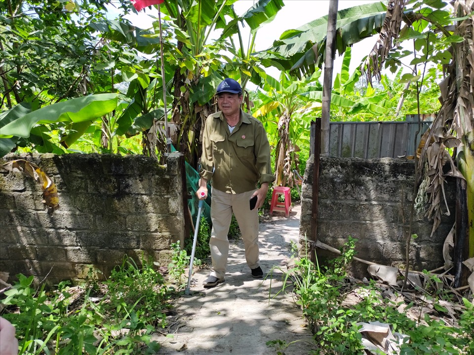 Ông Nguyễn Văn Tứ, 64 tuổi, 1 trong 9 hộ dân tại xóm Bến Bính B. Ảnh: LT