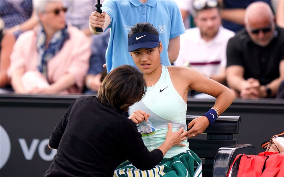 Tay vợt 18 tuổi có vấn đề ở hông trước khi bước vào Wimbledon năm nay. Ảnh: Telegraph