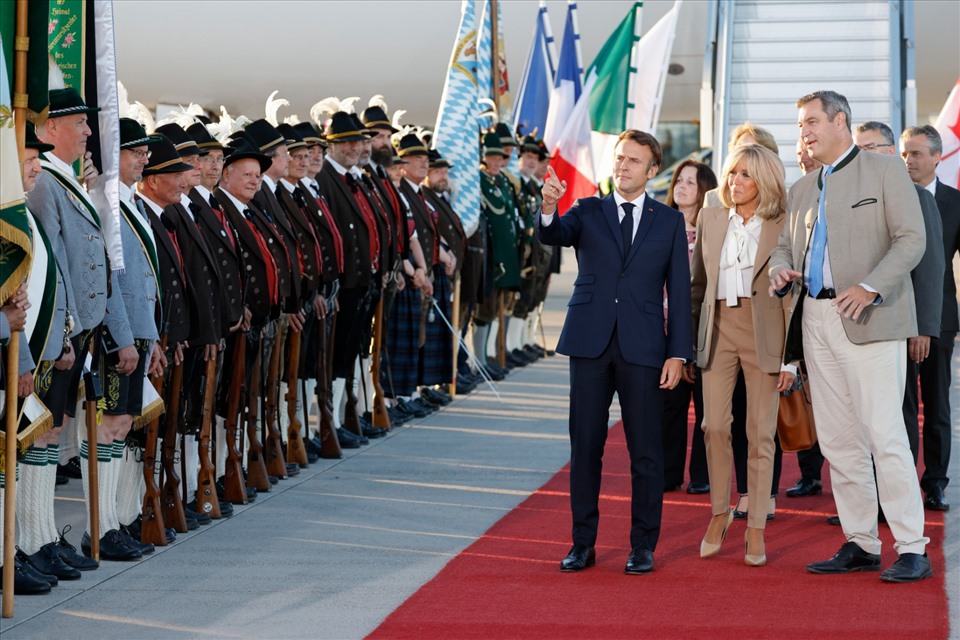 Tổng thống Pháp Emmanuel Macron và Phu nhân tới Đức dự hội nghị thượng đỉnh G7. Ảnh: AFP