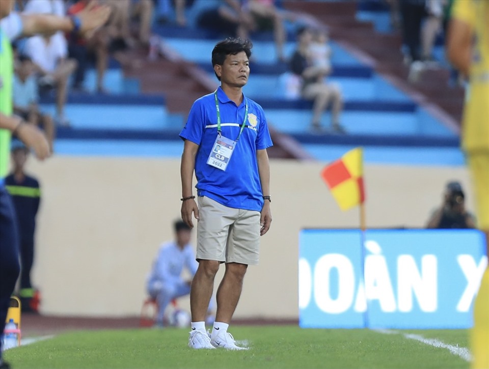 Huấn luyện viên Nguyễn Văn Sỹ hài lòng với 1 điểm của câu lạc bộ Nam Định. Ảnh: Hoài Thu