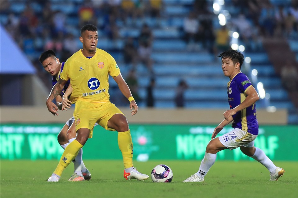 Bị ghi bàn thắng, câu lạc bộ Nam Định dồn lên tấn công tìm bàn gỡ.