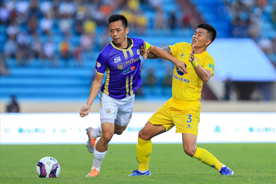 Trận đấu giữa câu lạc bộ Nam Định và Hà Nội diễn ra kịch tính, quyết liệt ngay từ đầu. Liên tiếp các tình huống va chạm diễn ra.