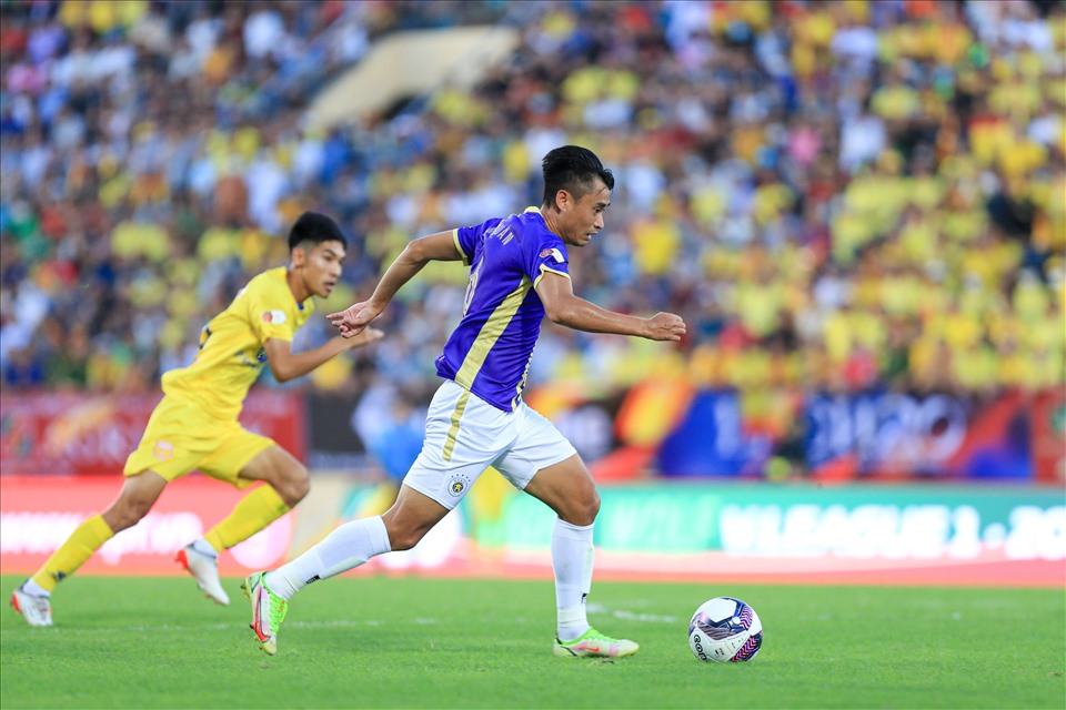 Vũ Minh Tuấn có cơ hội nguy hiểm đầu tiên của trận đấu khi đối mặt thủ thành Đinh Xuân Việt nhưng không thể chiến thắng.
