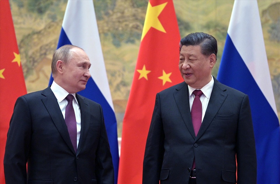 Tổng thống Nga Vladimir Putin (trái) và Chủ tịch Trung Quốc Tập Cận Bình chụp ảnh chung trong cuộc gặp ở Bắc Kinh, ngày 4.2.2022. Ảnh: AFP