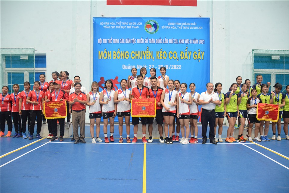 Ban tổ chức trao giải cho các đơn vị giành huy chương môn bóng chuyền nữ. Ảnh: H.A