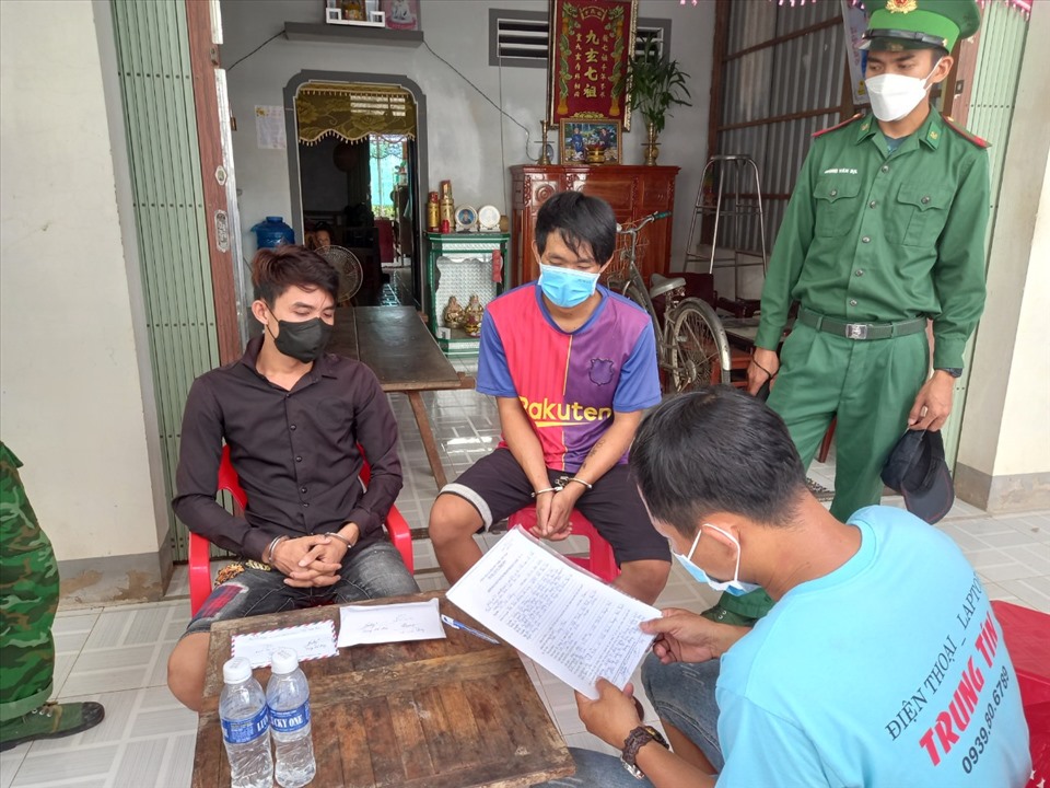 Lập biên bản bắt tạm giữ điều tra 2 thanh niên Trần Trọng Thái và Mai Hải Đăng