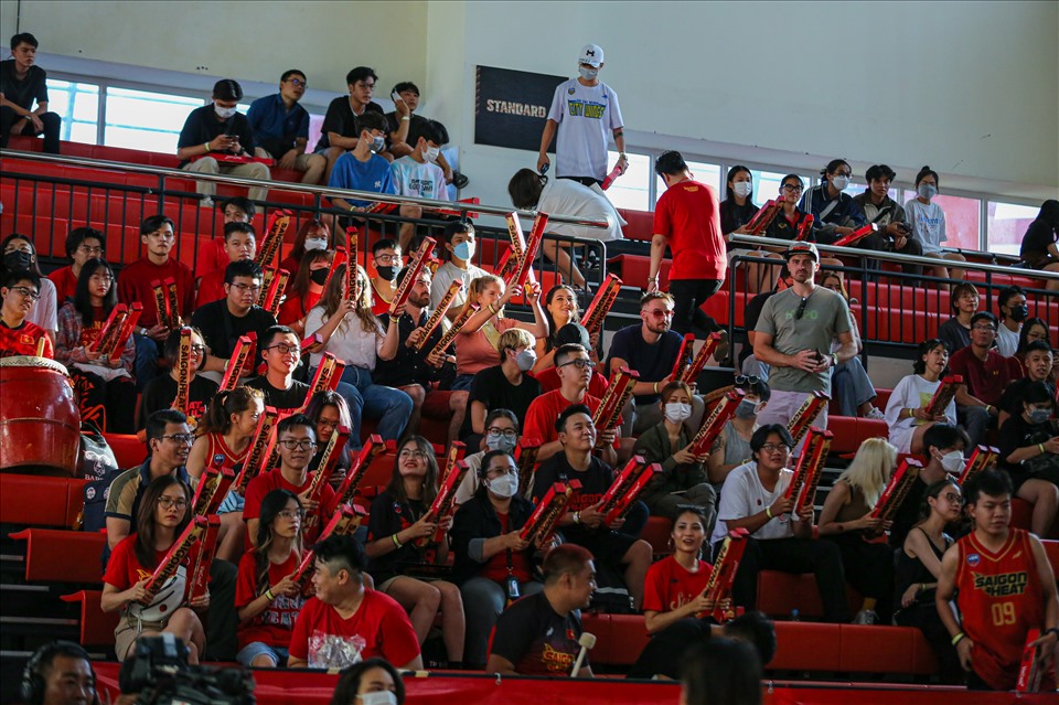 Tối 27.6, tại sân vận động CIS đã diễn ra trận đấu giữa Saigon Heat và Nha Trang Dolphins trong khuôn khổ VBA 2022. Đây là trận đầu tiên sân nhà của Saigon Heat được đón khán giả trở lại sau 2 năm bị ảnh hưởng bởi dịch COVID-19.