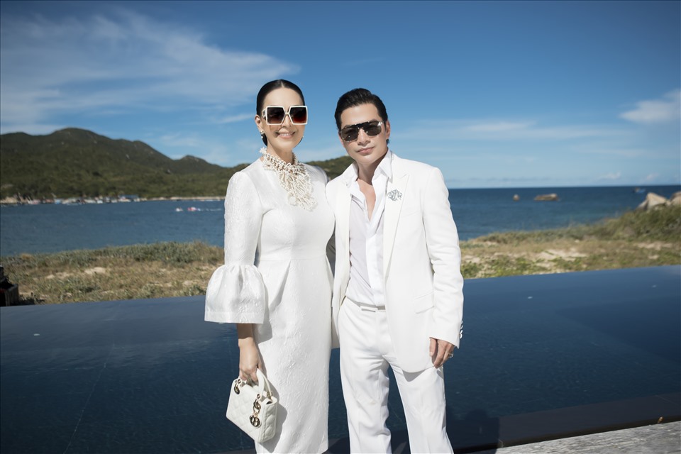 Nữ hoàng ảnh lịch Diễm My và nam diễn viên Trần Bảo Sơn đồng điệu khi mặc trang phục màu trắng. Ảnh: AT Anh Tuấn