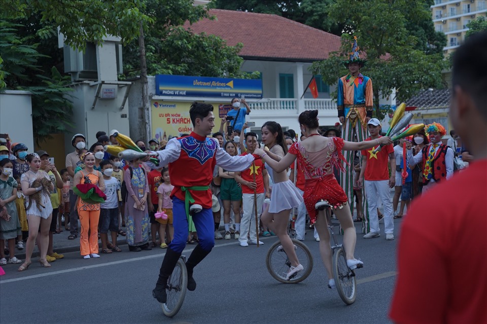 Lễ hội đường phố tại Festival Huế 2022 với nhiều sắc màu, tạo ấn tượng đối với du khách và người dân.
