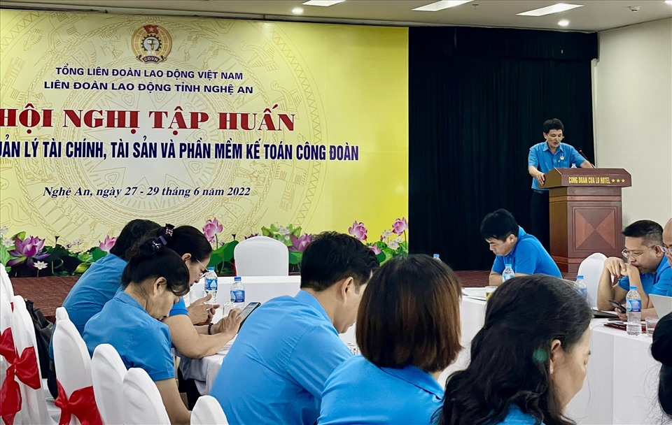 Đồng chí Phan Văn Phan Văn Hồng – Trưởng ban Tài chính LĐLĐ tỉnh truyền đạt các quy định của Nhà nước về công tác quản lý tài chính, kế toán.  Ảnh: Bùi Thảo