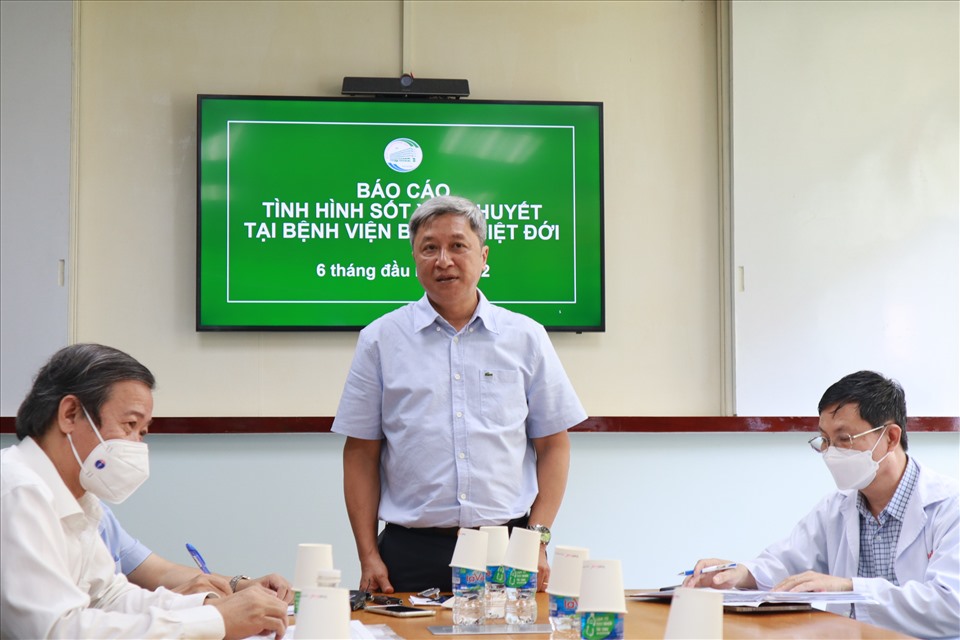 Thứ trưởng Bộ Y tế Nguyễn Trường Sơn làm việc với Bệnh viện Bệnh Nhiệt đới. Ảnh: Nguyễn Ly