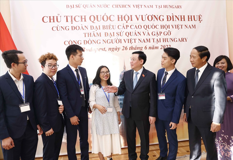 Chủ tịch Quốc hội Vương Đình Huệ thăm Đại sứ quán Việt Nam và gặp gỡ cộng đồng người Việt Nam tại Hungary. Ảnh: Hải Anh