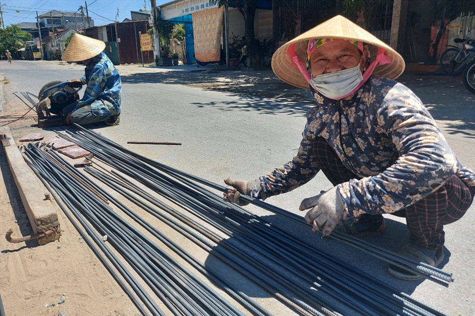 Chị Thanh đã làm bà rồi nhưng vẫn chịu khó đi phụ xây dựng dẫn cho nắng nóng mướt mồ hôi. Ảnh: Trần Tuấn.