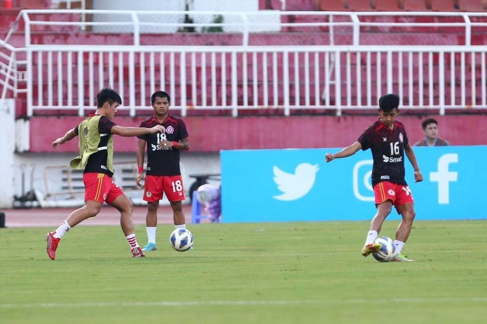 Các cầu thủ Phnom Penh Crown FC tập khởi động trước trận. Ảnh: Thanh Vũ