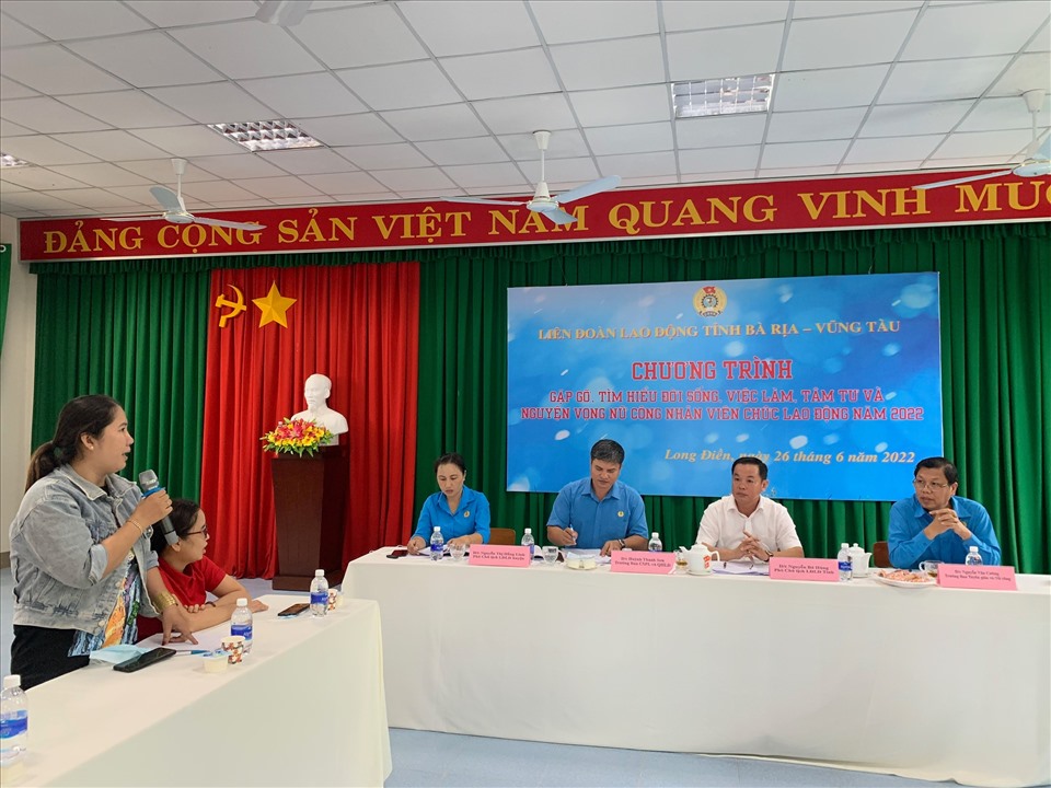 Chị Nguyễn Thị Gấm, Trưởng Ban Nữ công CĐCS công ty Chang Chun Vina trao đổi những ý kiến, kiến nghị liên quan đến chế độ chính sách lao động nữ tại doanh nghiệp