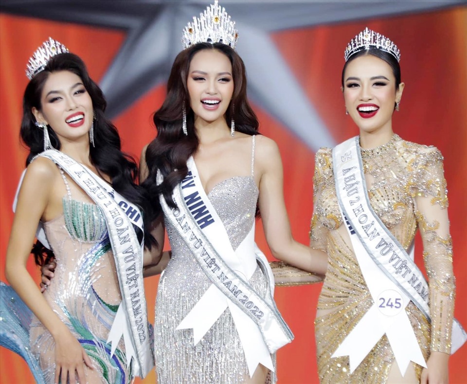 Hoa hậu Ngọc Châu (giữa) đăng quang ở tuổi 28 - tuổi cao nhất trong lịch sử các cuộc thi sắc đẹp ở Việt Nam. Ảnh: BTC