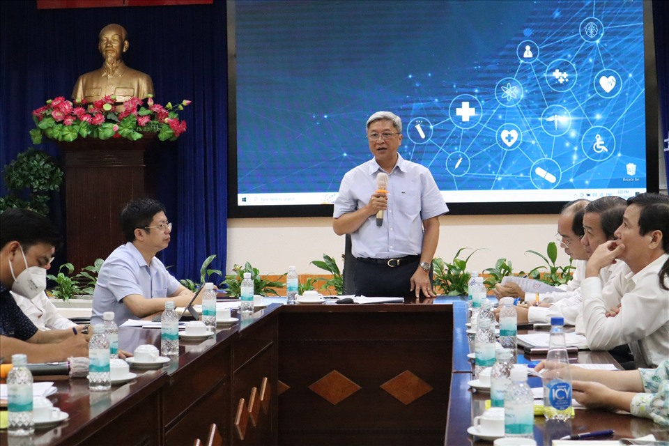 Thứ trưởng Bộ Y tế Nguyễn Trường Sơn làm việc với Sở Y tế TPHCM về tình hình sốt xuất huyết. Ảnh: Nguyễn Ly