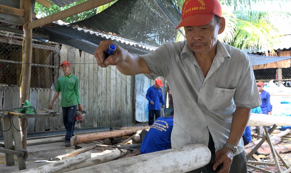 Ông Đinh Văn Tuấn, thành viên Tổ cấp khung nhà từ thiện xã Phong Hòa. Ảnh: HN