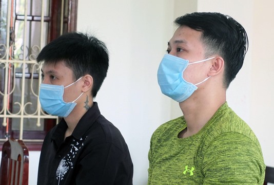 Hai bị cáo Lê Nguyễn Thúy Vy (bên trái) và Huỳnh Quốc Đạt tại phiên tòa. Ảnh: TC