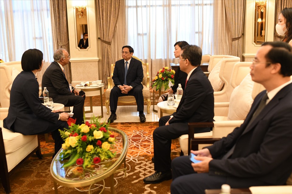 Chủ tịch Công ty Cảng và Đặc khu kinh tế, ông Sandeep Mehta, trao đổi cùng Thủ tướng Phạm Minh Chính bên lề Diễn đàn Đầu tư Đà Nẵng 2022.