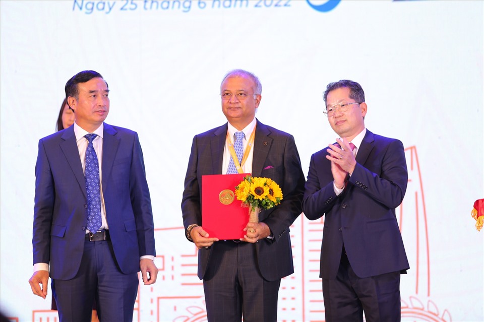 Liên doanh giữa Tập đoàn Adani (Ấn Độ) và Tổng công ty đầu tư xây dựng và thương mại Anh Phát đã được UBND thành phố Đà Nẵng trao chứng nhận cho phép tiến hành nghiên cứu đầu tư dự án Cảng biển Liên Chiểu.