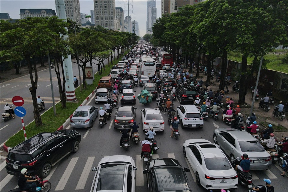Tình trạng tắc đường, ùn ứ giao thông thường xuyên diễn ra tại đường Mễ Trì kết nối với đường Lê Quang Đạo.