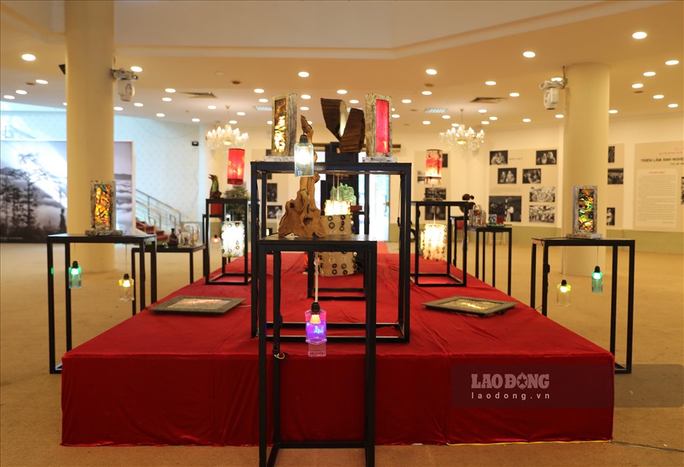 Ngoài hoạt động kể trên, tại Trung tâm Triển lãm Văn hoá Nghệ thuật Việt Nam còn trưng bày thêm “Triển lãm đèn nghệ thuật 'Lightning - Ánh sáng' với không gian đèn nghệ thuật được tái chế từ chất liệu thuỷ tin, nhựa, nilon,...