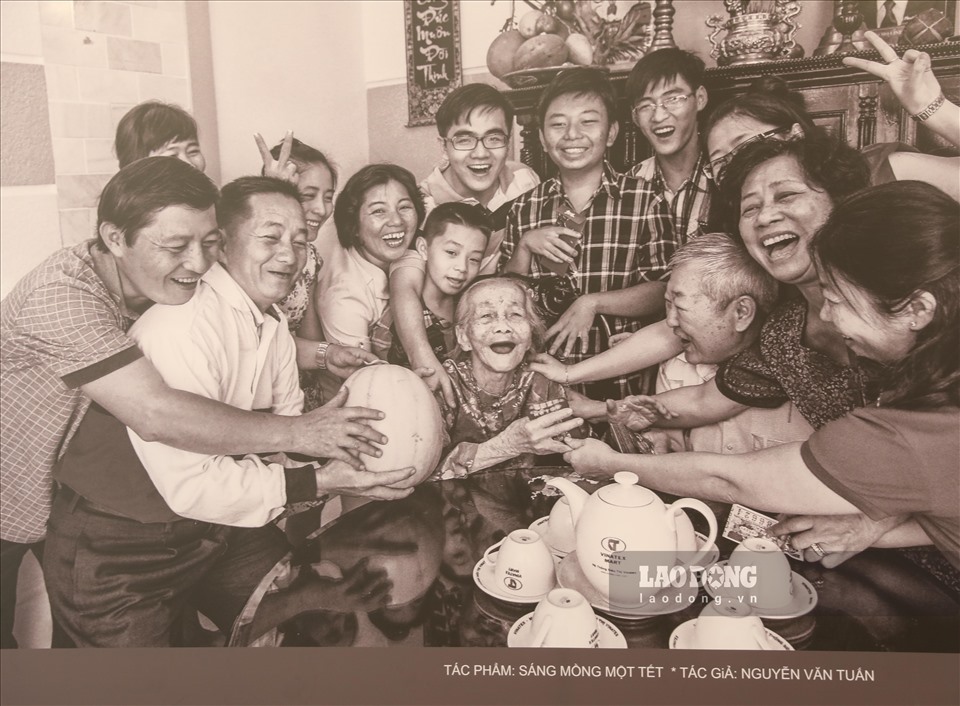Những bức ảnh được trưng bày thể hiện mối quan hệ tình cảm giữa các thành viên trong gia đình, trong cuộc sống sinh hoạt đậm tính nhân văn và giàu bản sắc văn hoá người Việt ta.