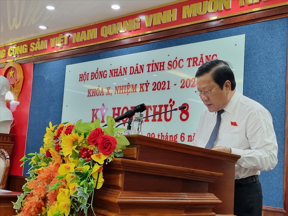 Phó chủ tịch UBND tỉnh Sóc Trăng Lâm Hoàng Nghiệp báo cáo tại ky họp thứ 8 HĐND tỉnh Sóc Trăng, khóa X