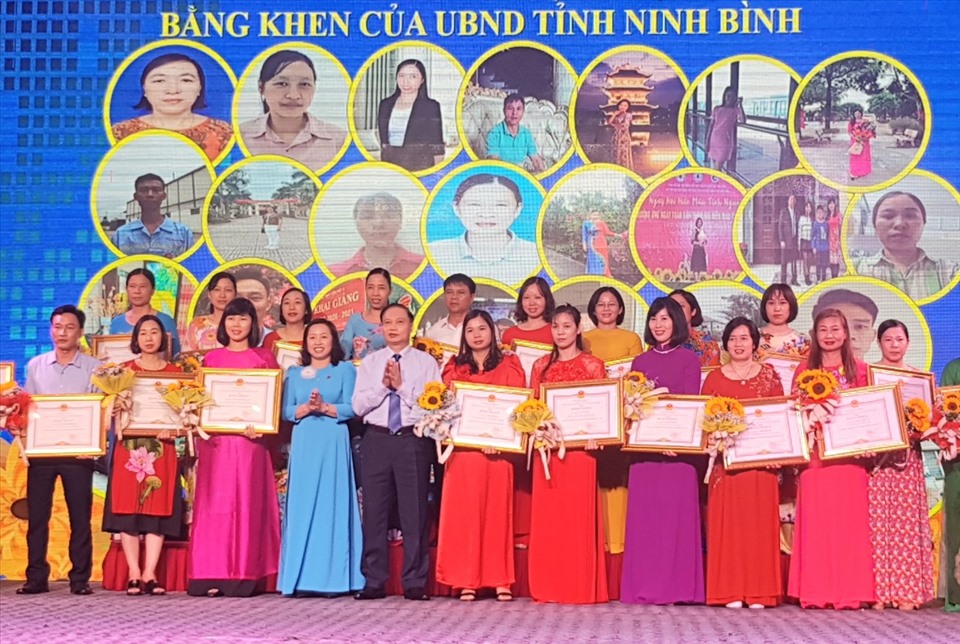 100 gia đình CNVCLĐ tiêu biểu được nhận bằng khen của UBND tỉnh Ninh Bình và LĐLĐ tỉnh Ninh Bình. Ảnh: NT