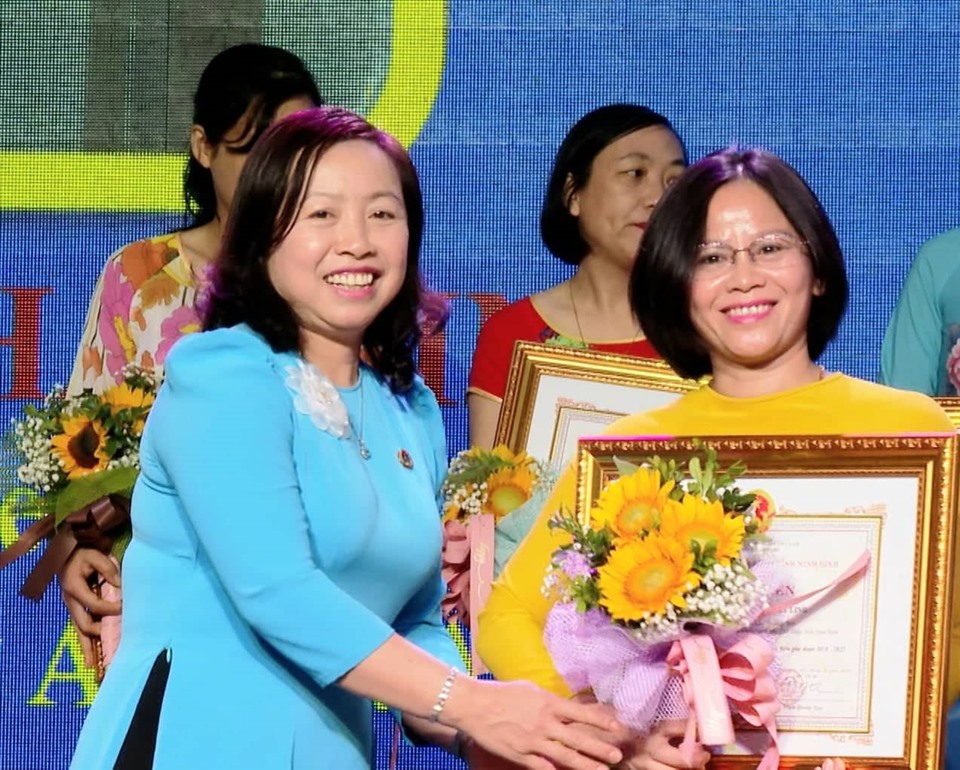 Bà Thái Thu Xương, Phó chủ tịch Tổng LĐLĐ Việt Nam trao bằng khen cho các gia đình CNVCLĐ tiêu biểu
