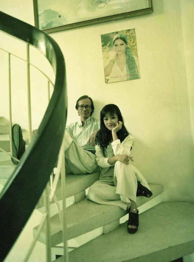 Bức ảnh được coi là huyền thoại của Trịnh Công Sơn và Hồng Nhung khi cả 2 ngồi ở bậc cầu thang, phía trên là ảnh danh ca Khánh Ly. Ảnh: Dương Minh Long.
