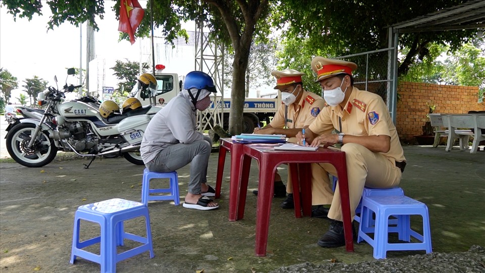 Ghi nhận tại chốt ANTT đường Nguyễn Văn Cừ (huyện Phong Điền, TP.Cần Thơ) lực lượng CSGT đã kiểm tra tốc độ của nhiều phương tiện.