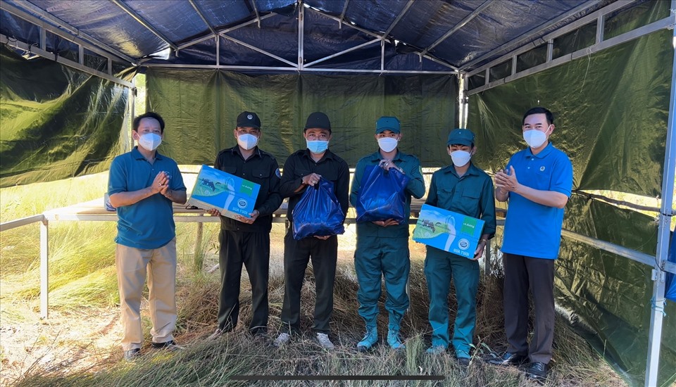 LĐLĐ TP Phú Quốc thăm, tặng quà các đơn vị trực chốt ở các lán, trại trong rừng. Ảnh: N.A