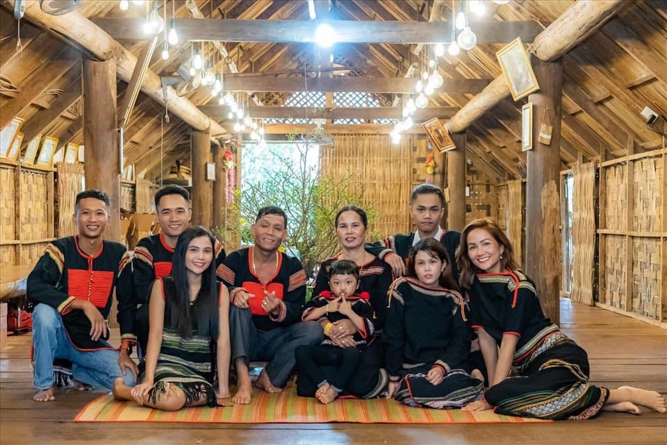 Gia đình là nơi mà mọi người đều đặt trái tim và tình yêu của mình. Hãy xem hình ảnh về các gia đình Việt Nam với những khoảnh khắc hạnh phúc và gắn kết để cảm nhận giá trị của gia đình trong cuộc sống.