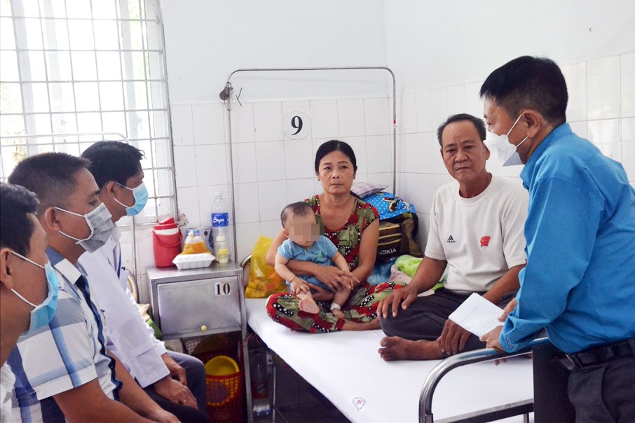 Đại diện LĐLĐ huyện Thoại Sơn, lãnh đạo xã An Bình đến thăm hỏi gia đình cháu bé mồ côi mẹ. Ảnh: LT