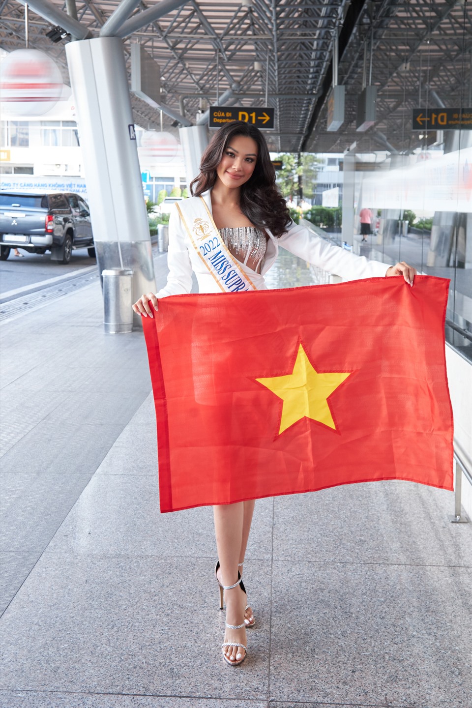 Đặc biệt tại vòng thi trang phục dân tộc của Miss Supranational, Kim Duyên sẽ mang bộ trang phục dân tộc nặng gần 30kg, được nhà thiết kế Lê Long Dũng đầu tư hoành tráng và công phu sẽ đồng hành cùng Kim Duyên tại cuộc thi này.