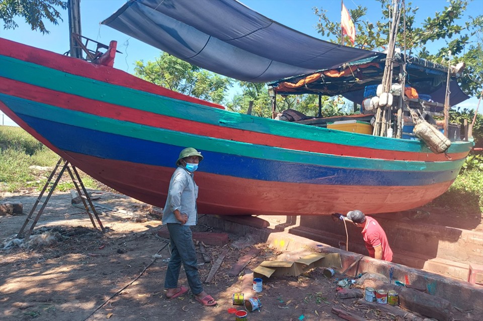 Ông Thích - chủ tàu cá đang sơn tại HTX Hải Hà đánh giá cao năng lực sửa chữa tàu của HTX Hải Hà và sự cần mẫn, chịu khó của Giám đốc Lê Tiến Hải. Ảnh: Trần Tuấn.