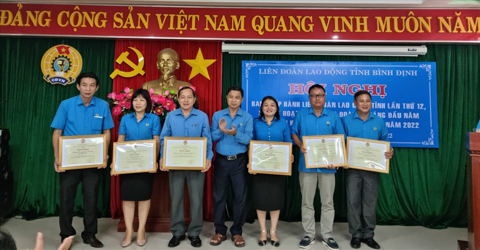 Ông Nguyễn Mạnh Hùng trao bằng khen của Tổng Liên đoàn cho tập thể, cá nhân có thành tích xuất sắc năm 2021     Ảnh H.T