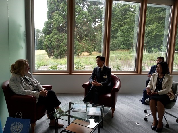 Trợ lý Bộ trưởng Bộ Ngoại giao Đỗ Hùng Việt (giữa) trong cuộc gặp với bà Tatiana Valovaya (trái), Tổng Giám đốc Văn phòng Liên Hợp Quốc tại Geneva, Thuỵ Sĩ, ngày 27.6.2022. Ảnh: Ngọc Vân