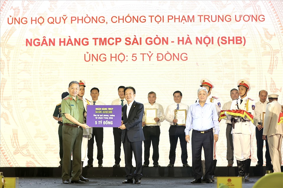 Ông Đỗ Quang Hiển - Chủ tịch Hội đồng Quản trị đại diện Ngân hàng SHB ủng hộ 5 tỉ đồng cho Quỹ phòng, chống tội phạm Trung ương.