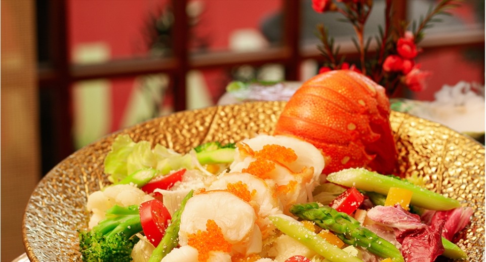 Món salad được nhà hàng tặng cho khách đặt bàn từ 4 người trở lên. - Ảnh: Hatoyama