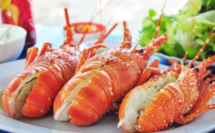 Tôm hùm xanh là món ăn đắt đỏ, bổ dưỡng. - Ảnh: Hải Sản Trung Nam